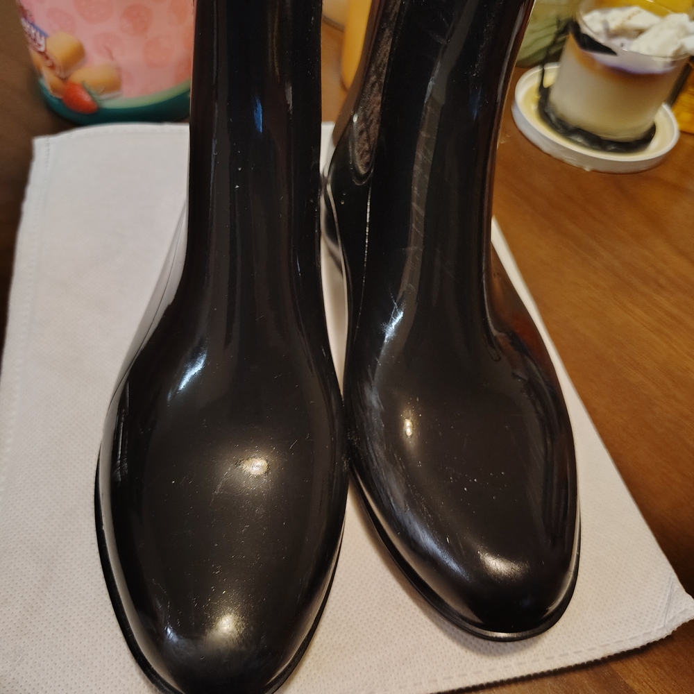 Sleek Black Women's Winter Boots